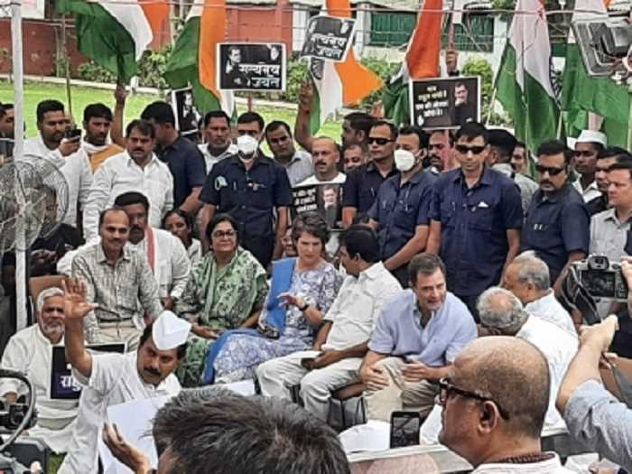 राहुल गांधी प्रियंका गांधी संग ईडी दफ्तर के लिए रवाना, पुलिस ने नेताओं को हिरासत में लिया